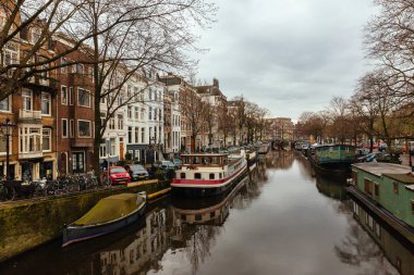 Tekneler ve Hollanda'nın Amsterdam, kanal boyunca evleri
