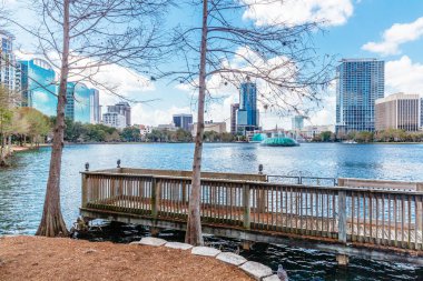 Görünümü şehir binalar ve göl Eola Orlando, Florida