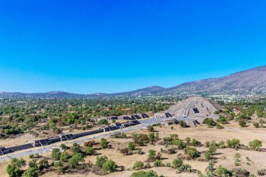 Ay ve çevresindeki peyzaj Teotihuacan, Meksika için piramit görünümünü