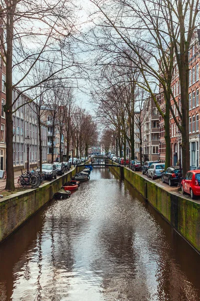 Вид Канал Центре Амстердама Нидерланды Лодок Домов Мостов — стоковое фото