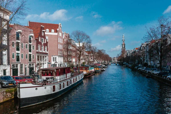 Bateaux Maisons Long Canal Amsterdam Aux Pays Bas Avec Clocher — Photo