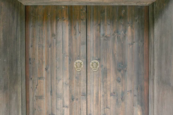 Traditional Chinese Wooden Doors Lion Head Door Knockers — Stock Photo, Image