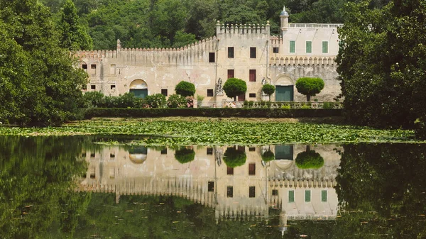 カステッロ Catajo ベニスの貴族の邸宅と庭園 パドヴァ イタリアの近くの池に反射 — ストック写真