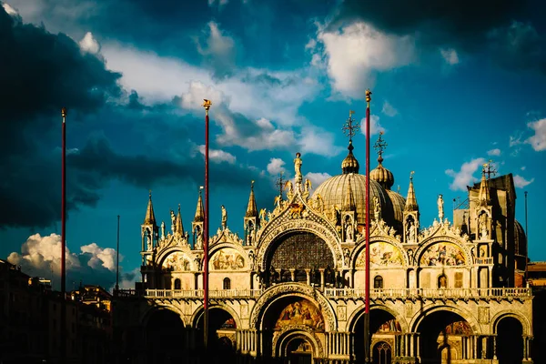 イタリア ヴェネツィアのサン マルコ寺院を照らす太陽光 — ストック写真