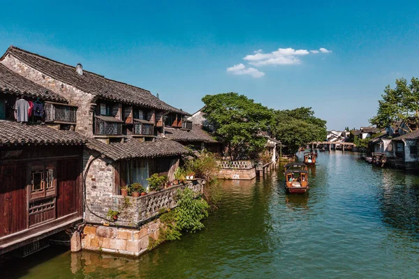 Geleneksel Çince tekneler ve ev Wuzhen, Çin Nehri boyunca