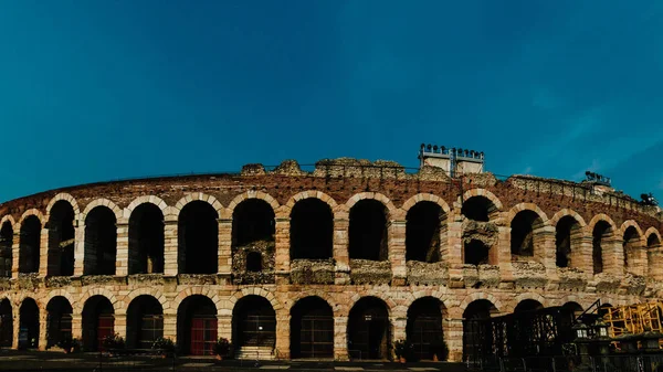 ヴェローナ アリーナ イタリア北部のローマの円形劇場の今使用大規模なオペラの公演 — ストック写真