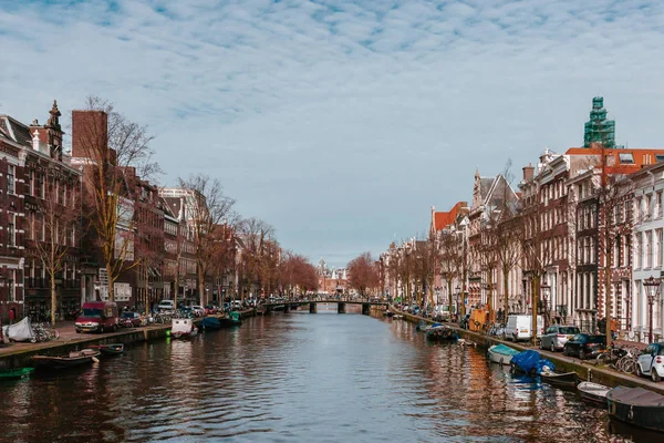 Вид Дома Лодки Вдоль Канала Центре Амстердама Нидерланды — стоковое фото