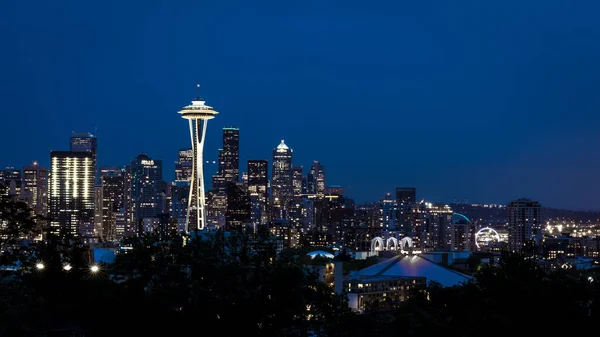 Şehir Seattle, Washington Space Needle ile güneş battıktan sonra manzarası
