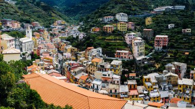 Riomaggiore, İtalya Cinque Terre köyleri panoramik manzaralı
