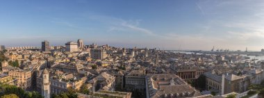 Panoramik tarihi merkezi ve Cenova, İtalya bağlantı noktası alacakaranlıkta