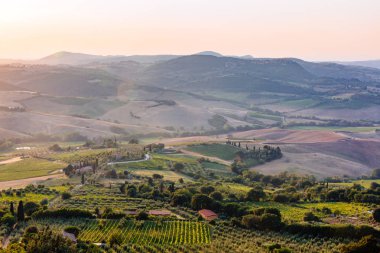 Toskana Evleri ve Hills at Sunset yakınında Montepulciano, İtalya