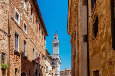 Montepulciano, İtalya ve kule Palazzo Comunale sokak görünümü