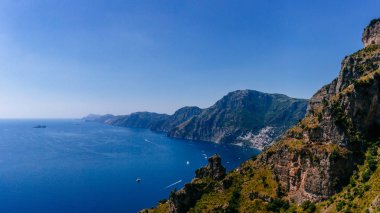 Amalfi Coast tanrılarla Positano uzaktan yolundan görünümü