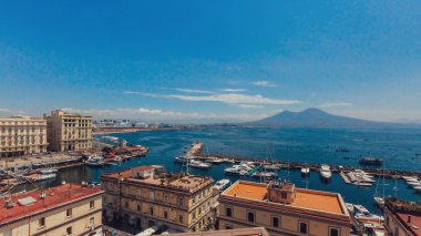 Napoli Körfezi ve Napoli, İtalya ile uzaktan Vezüv Yanardağı limandan görünümü