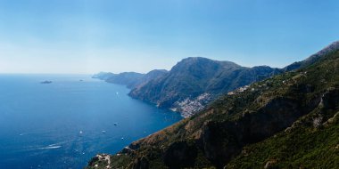 Amalfi Coast Positano, İtalya, uzaktan görülen Positano ile tanrıların yolu görünümünü