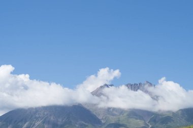 Bulutlar ve manzara Qilian, Qinghai, Çin yakınındaki kaplı dağları