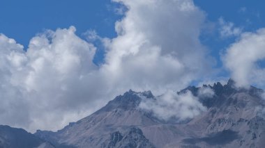 Bulutlar ve manzara Qilian, Qinghai, Çin yakınındaki kaplı dağları