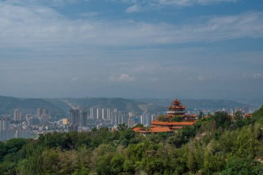 Lanzhou, Gansu, China city ile tepe üzerinde Çin Pavyonu