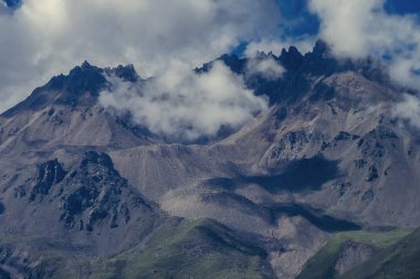 Bulutlar ve manzara Qilian, Qinghai, Çin yakınındaki kaplı dağları