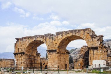 Antik Hierapolis, Pamukkale, Türkiye'de kemerli kapısı kalıntıları