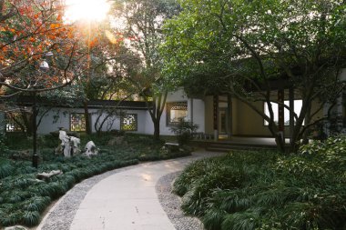 Bir parkta bir geleneksel Çince eve giden yol