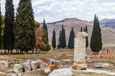 Antik kalıntılar ve Hierapolis, Pamukkale, Türkiye'de manzara görünümü