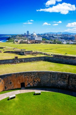San Cristobal castle ve San Juan, Porto Riko uzaktan manzarası Harabeleri