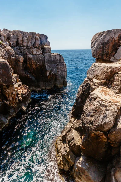 Kayalıklarla ve kayalar beyond the sea view Dubrovnik, Hırvatistan yakınındaki Lokrum Adası üzerinde