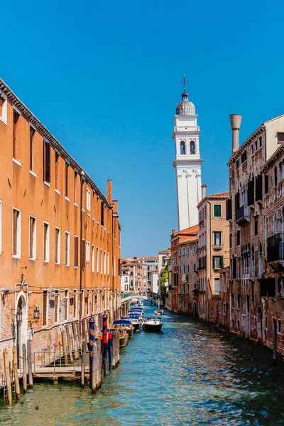 Venedik, İtalya, bir kanal evleri ve leaning tower ile görünüm