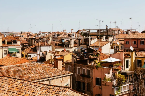 Venedik, İtalya şehir evleri ve çatıları ile görüntüsü