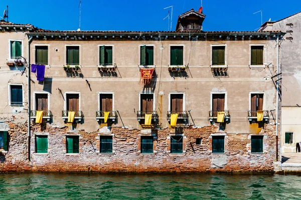 Традиционное Венецианское Здание Окнами Ставнями Венеции Италия — стоковое фото