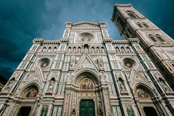 Floransa Katedrali'nin Giotto'nun Çan Kulesi ile cephe