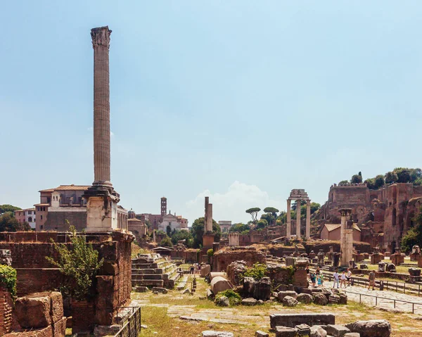 柱や壁のローマ イタリアでローマのフォーラムの遺跡のビュー — ストック写真