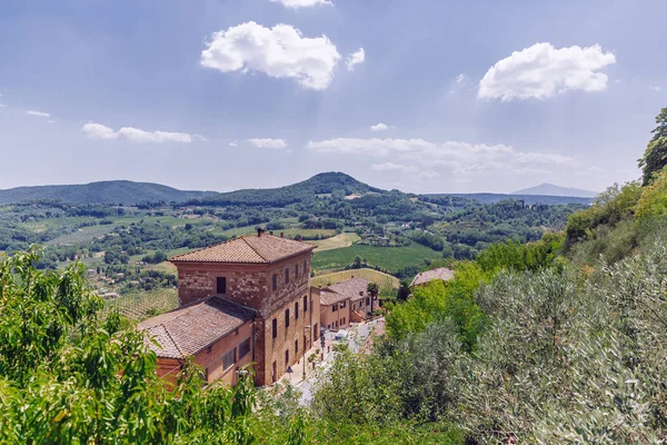 Rönesans evleri çevrili tepeleri ve ağaçlar Montepulciano, İtalya