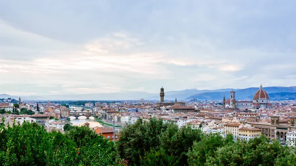 Floransa, İtalya Floransa Katedrali ve Palazzo Vecchio batımında panoramik görünüm