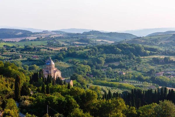 Kilise San Biagio ve peyzaj Montepulciano, İtalya at Sunset yakınında