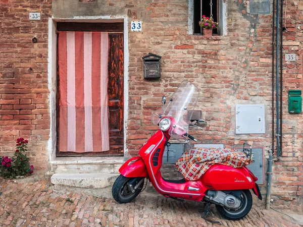 Siena, İtalya - 13 Haziran 2015: bir Ortaçağ İtalyan bina kapının yanında park etmiş bir Vespa