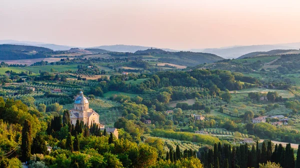 Kilise San Biagio ve peyzaj Montepulciano, İtalya at Sunset yakınında görünümü
