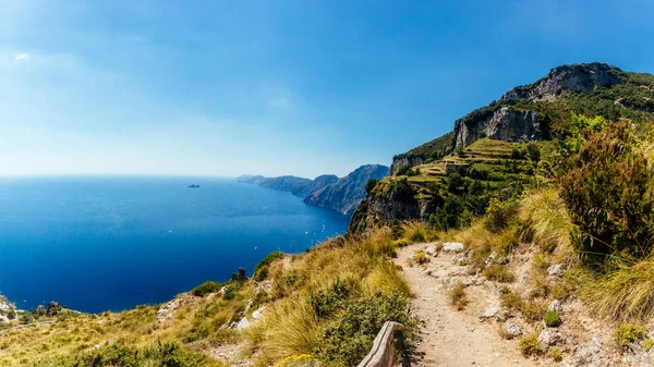 Amalfi Coast tanrıların, Positano, İtalya hiking trail yolundan görünümünü