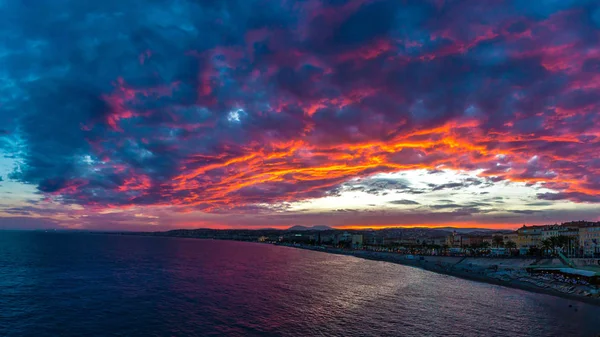 Impresionante Puesta Sol Nubes Colores Sobre Ciudad Costa Niza Francia — Foto de Stock