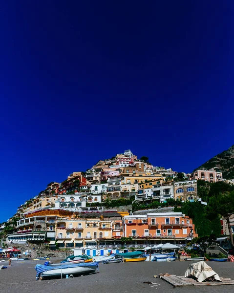 Casas Coloridas Junto Playa Una Colina Positano Junto Costa Amalfi —  Fotos de Stock