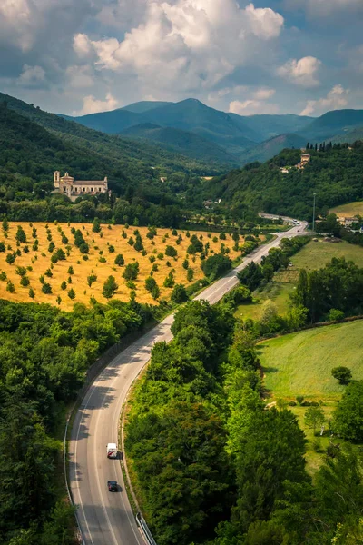 Spoleto, İtalya, Basilica San Pietro mesafe ile görünümünden
