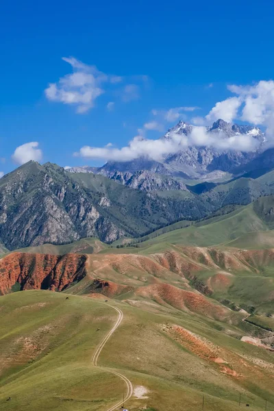 Dağlar ve çayırlar Qilian, Qinghai, Çin yakınındaki yolda