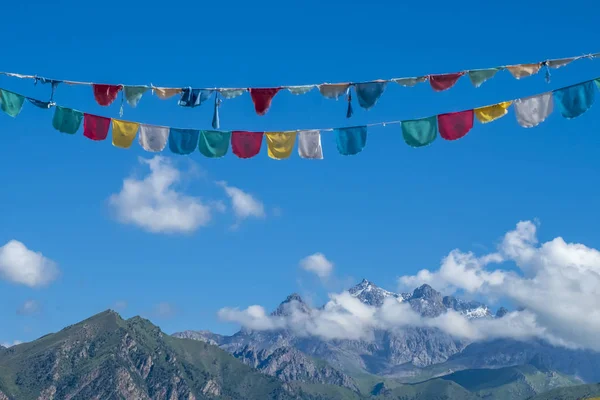 Banderas Oración Tibetanas Sobre Montañas Cerca Qilian Qinghai China — Foto de Stock