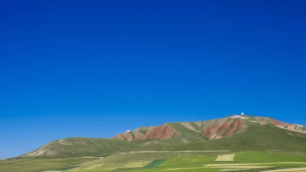 Prado Montanha Contra Céu Azul Perto Qilian Qinghai China — Fotografia de Stock