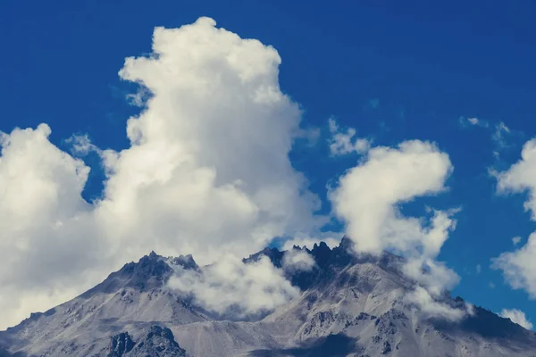 Montañas Cubiertas Por Nubes Paisajes Cerca Qilian Qinghai China — Foto de Stock