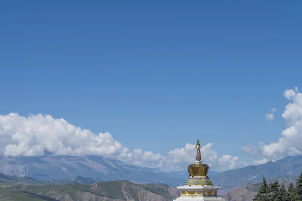 山と中国青海省 祁の風景に対してチベットの仏塔 — ストック写真