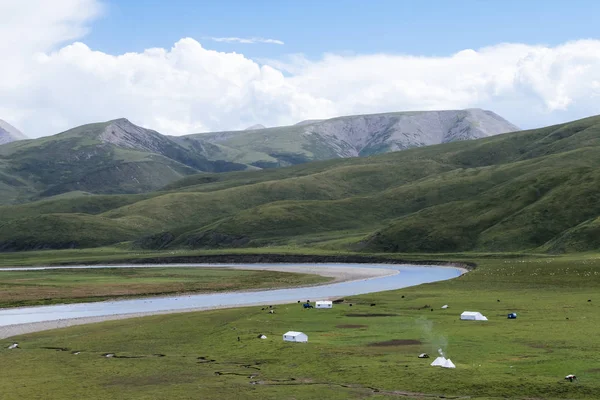 Tendas Nômades Por Rio Prados Perto Qilian Qinghai China — Fotografia de Stock