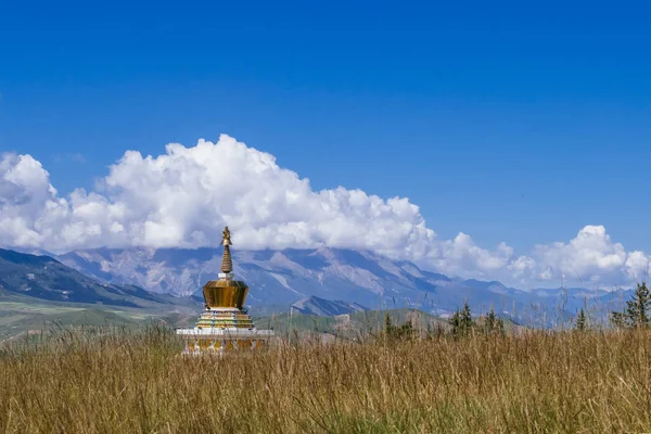 Pagode Tibetano Contra Montanhas Paisagem Qilian Qinghai China — Fotografia de Stock