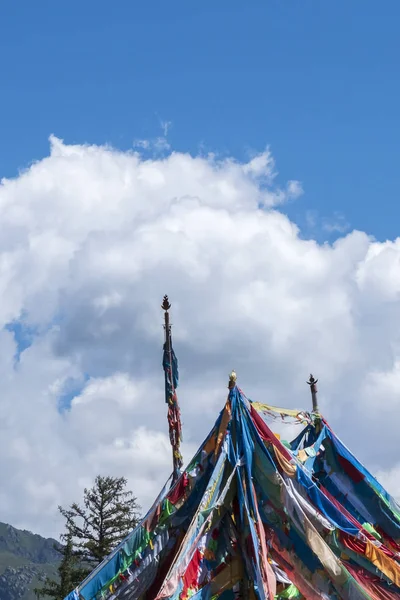 Tibetanska Böneflaggor Mot Berg Och Landskap Nära Qilian Qinghai Kina — Stockfoto